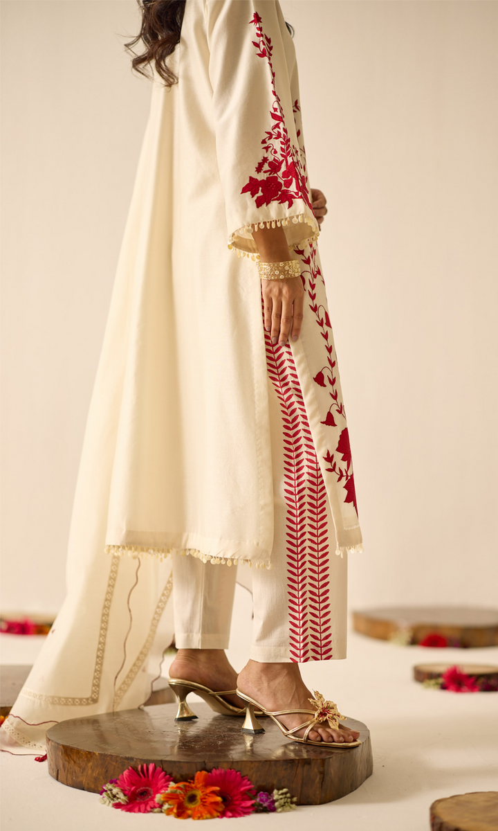 Evaarah Set- Embroidered Patchwork Chanderi Kurta Set (Set of 3)