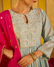 Umaiza Kurta