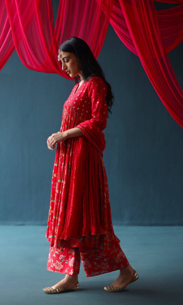 Maheen Set- Light Pink chanderi hand embroidered kurta with pants and crushed dupatta (set of 3)