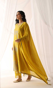Faizeh Set- Peach chanderi hand embroidered kurta with pants and mukaish mulmul dupatta (Set of 3)