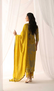 Faizeh Set- Peach chanderi hand embroidered kurta with pants and mukaish mulmul dupatta (Set of 3)